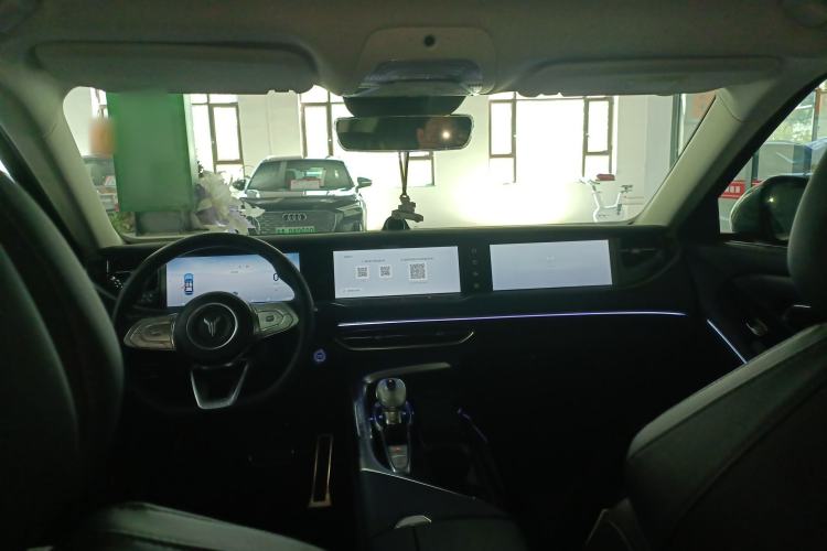 Used VOYAH FREE 2022 Four-Wheel Drive Ultra-Long Range Pure Electric Version Center Console