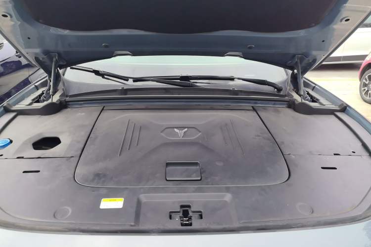 Used VOYAH FREE 2022 Four-Wheel Drive Ultra-Long Range Pure Electric Version Engine Bay