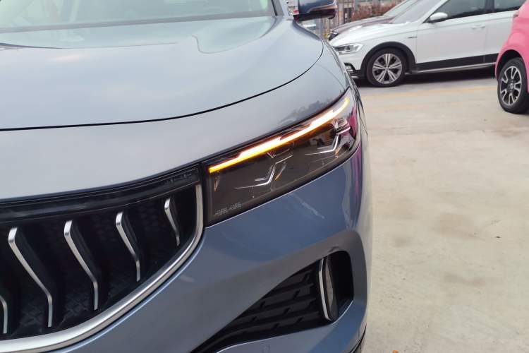 Used VOYAH FREE 2022 Four-Wheel Drive Ultra-Long Range Pure Electric Version Left Front Headlight