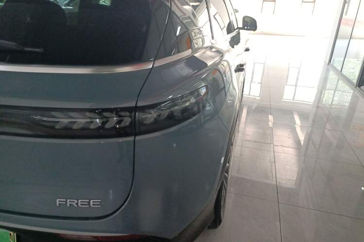 Used VOYAH FREE 2022 Four-Wheel Drive Ultra-Long Range Pure Electric Version Right Rear Taillight