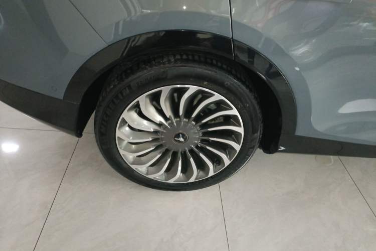 Used VOYAH FREE 2022 Four-Wheel Drive Ultra-Long Range Pure Electric Version Right Rear Wheel Hub