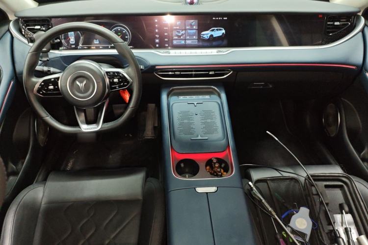 Used VOYAH FREE 2023 Four-Wheel Drive Extended-Range Model with Ultra-Long Range Center Console