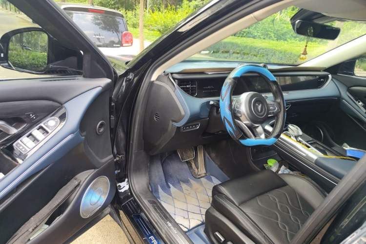 Used VOYAH FREE 2023 Four-Wheel Drive Extended-Range Model with Ultra-Long Range Driver Seat