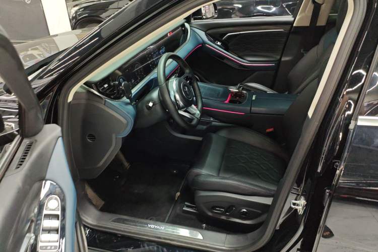 Used VOYAH FREE 2023 Four-Wheel Drive Extended-Range Model with Ultra-Long Range Driver Seat