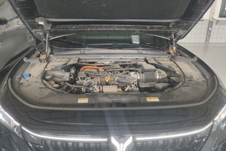 Used VOYAH FREE 2023 Four-Wheel Drive Extended-Range Model with Ultra-Long Range Engine Bay