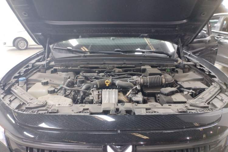 Used VOYAH FREE 2023 Four-Wheel Drive Extended-Range Model with Ultra-Long Range Engine Bay