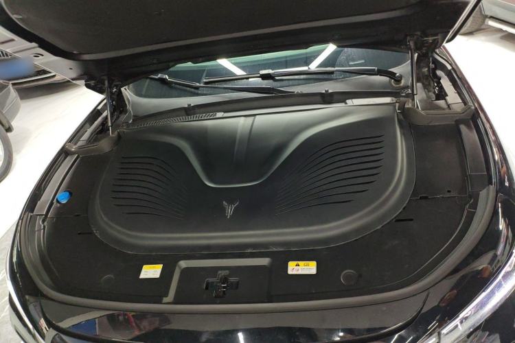 Used VOYAH FREE 2023 Four-Wheel Drive Extended-Range Model with Ultra-Long Range Engine Bay