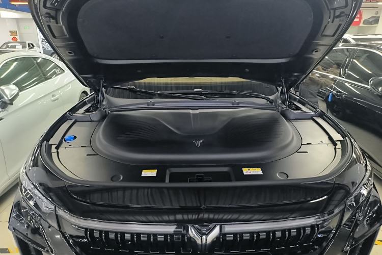 Used VOYAH FREE 2023 Four-Wheel Drive Extended-Range Model with Ultra-Long Range Engine Bay