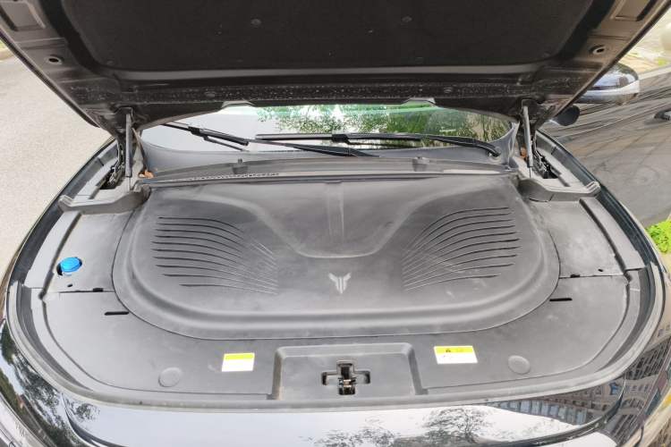 Used VOYAH FREE 2023 Four-Wheel Drive Extended-Range Model with Ultra-Long Range Engine Bay