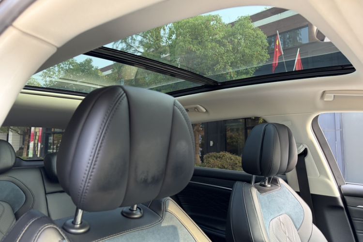 Used VOYAH FREE 2023 Four-Wheel Drive Extended-Range Model with Ultra-Long Range Headliner