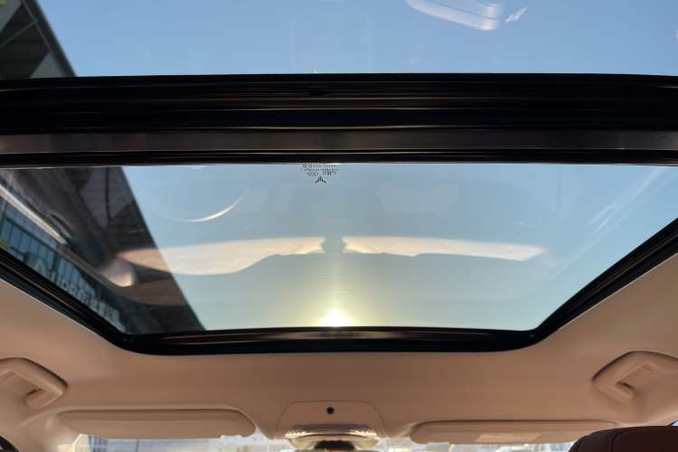 Used VOYAH FREE 2023 Four-Wheel Drive Extended-Range Model with Ultra-Long Range Headliner