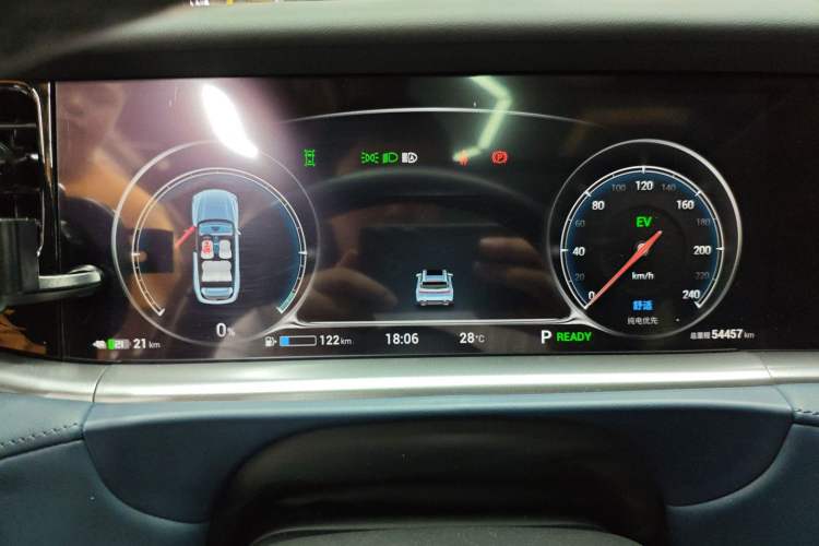 Used VOYAH FREE 2023 Four-Wheel Drive Extended-Range Model with Ultra-Long Range Instrument Cluster