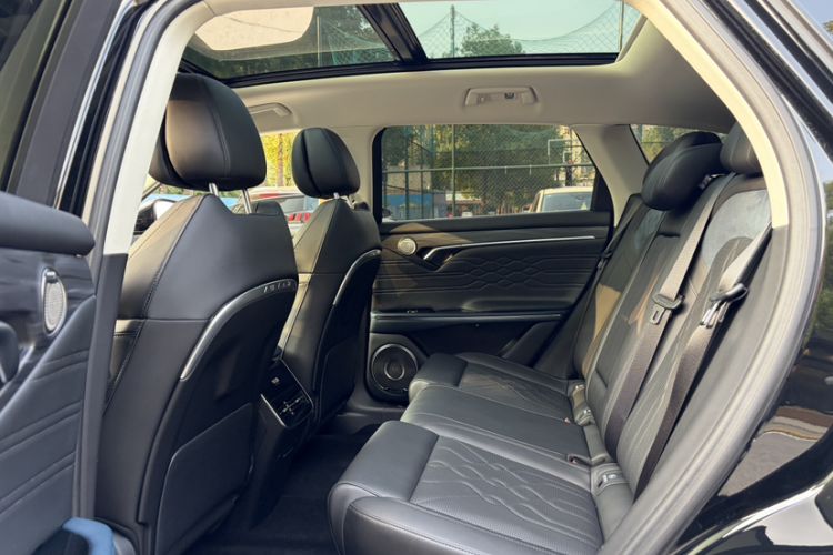 Used VOYAH FREE 2023 Four-Wheel Drive Extended-Range Model with Ultra-Long Range Interior 1