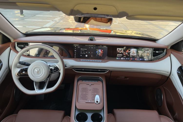 Used VOYAH FREE 2023 Four-Wheel Drive Extended-Range Model with Ultra-Long Range Interior 4