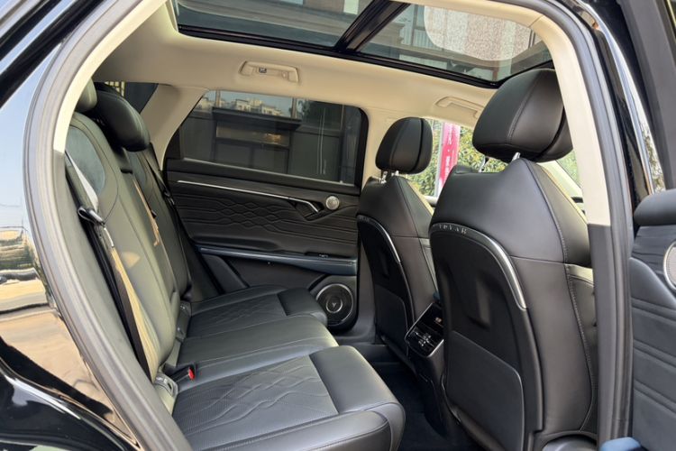 Used VOYAH FREE 2023 Four-Wheel Drive Extended-Range Model with Ultra-Long Range Interior 5