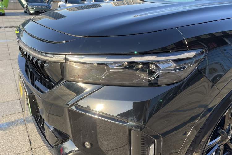 Used VOYAH FREE 2023 Four-Wheel Drive Extended-Range Model with Ultra-Long Range Left Front Headlight