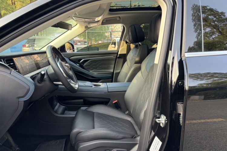 Used VOYAH FREE 2023 Four-Wheel Drive Extended-Range Model with Ultra-Long Range Left Front Seat