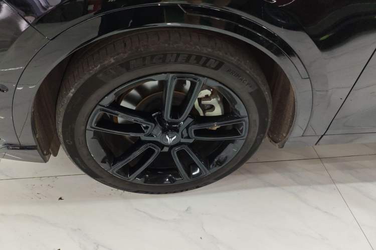 Used VOYAH FREE 2023 Four-Wheel Drive Extended-Range Model with Ultra-Long Range Left Front Wheel Hub