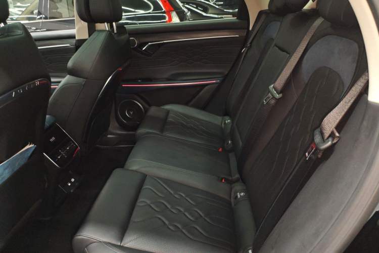 Used VOYAH FREE 2023 Four-Wheel Drive Extended-Range Model with Ultra-Long Range Left Rear Seat