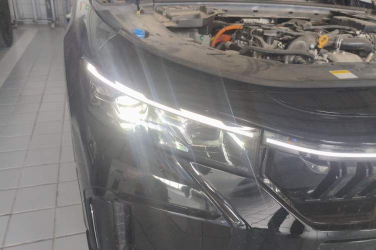 Used VOYAH FREE 2023 Four-Wheel Drive Extended-Range Model with Ultra-Long Range Right Front Headlight
