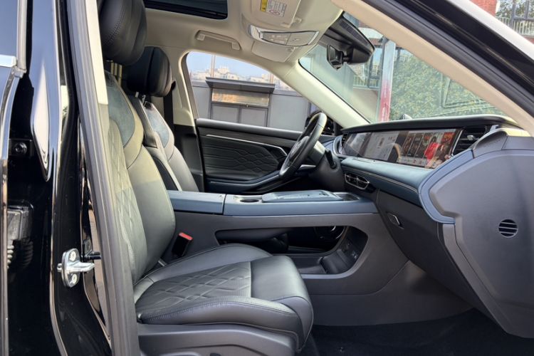 Used VOYAH FREE 2023 Four-Wheel Drive Extended-Range Model with Ultra-Long Range Right Front Seat