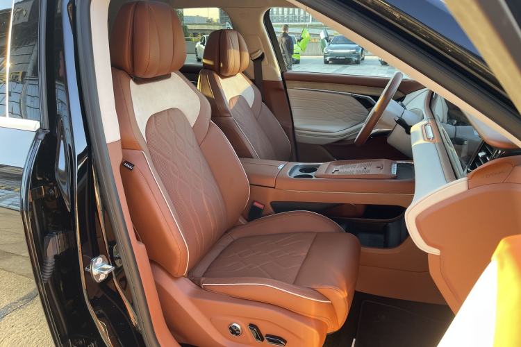 Used VOYAH FREE 2023 Four-Wheel Drive Extended-Range Model with Ultra-Long Range Right Front Seat