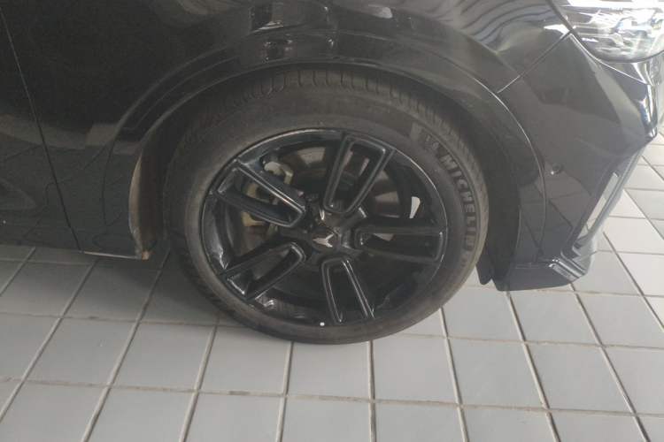 Used VOYAH FREE 2023 Four-Wheel Drive Extended-Range Model with Ultra-Long Range Right Front Wheel Hub