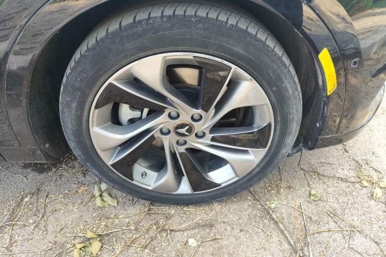 Used VOYAH FREE 2023 Four-Wheel Drive Extended-Range Model with Ultra-Long Range Right Front Wheel Hub