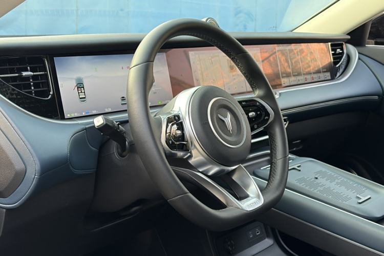 Used VOYAH FREE 2023 Four-Wheel Drive Extended-Range Model with Ultra-Long Range Steering Wheel