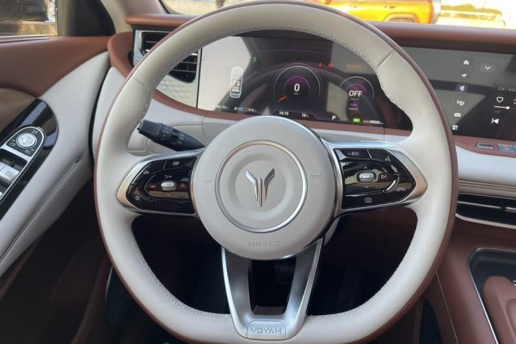 Used VOYAH FREE 2023 Four-Wheel Drive Extended-Range Model with Ultra-Long Range Steering Wheel