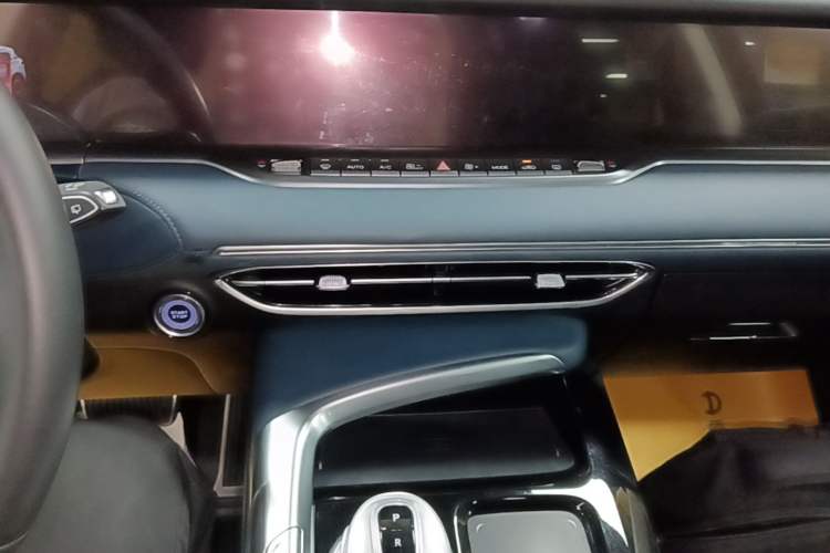 Used VOYAH FREE 2023 Four-Wheel Drive Extended-Range Model with Ultra-Long Range Audio And AC Panel