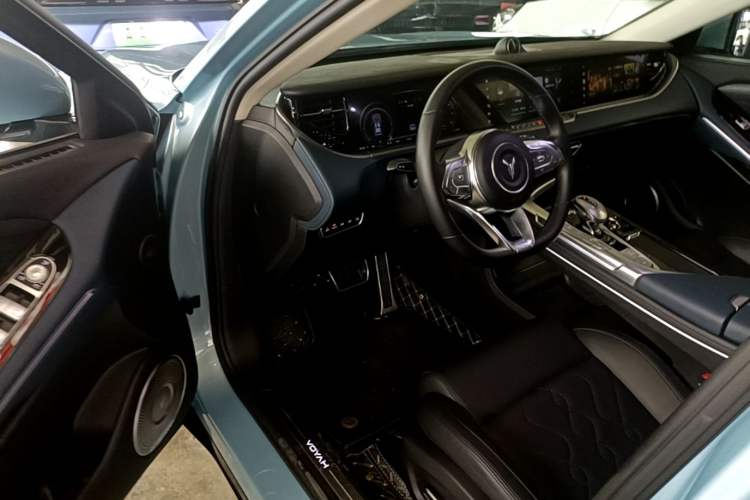 Used VOYAH FREE 2023 Four-Wheel Drive Extended-Range Model with Ultra-Long Range Driver Seat