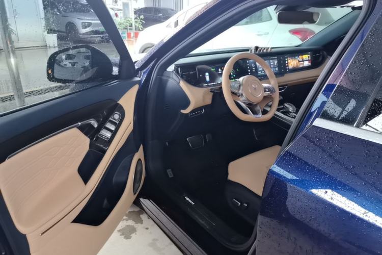 Used VOYAH FREE 2023 Four-Wheel Drive Extended-Range Model with Ultra-Long Range Driver Seat