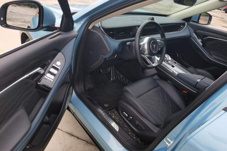 Used VOYAH FREE 2023 Four-Wheel Drive Extended-Range Model with Ultra-Long Range Driver Seat