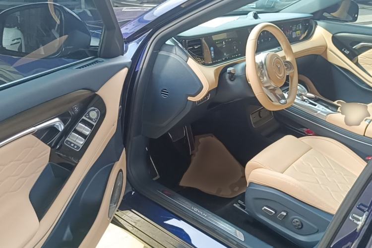Used VOYAH FREE 2023 Four-Wheel Drive Extended-Range Model with Ultra-Long Range Driver Seat