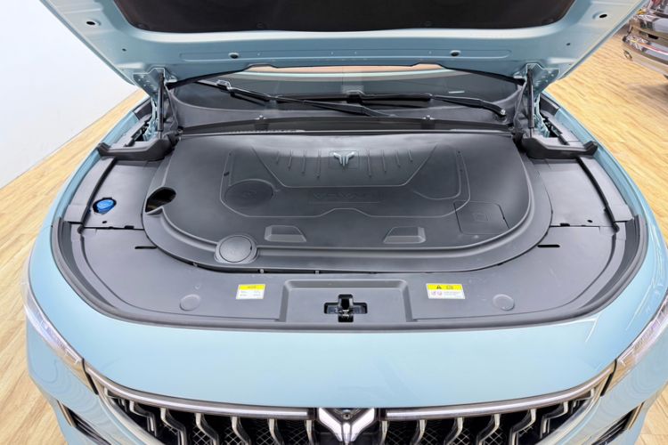 Used VOYAH FREE 2023 Four-Wheel Drive Extended-Range Model with Ultra-Long Range Engine Bay
