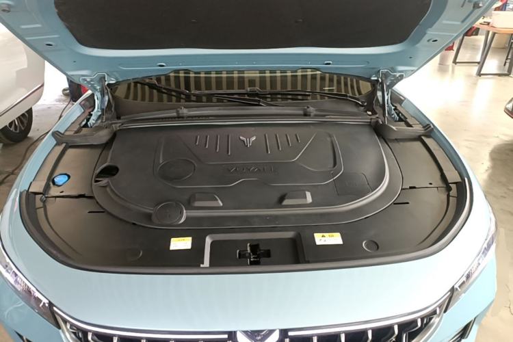 Used VOYAH FREE 2023 Four-Wheel Drive Extended-Range Model with Ultra-Long Range Engine Bay