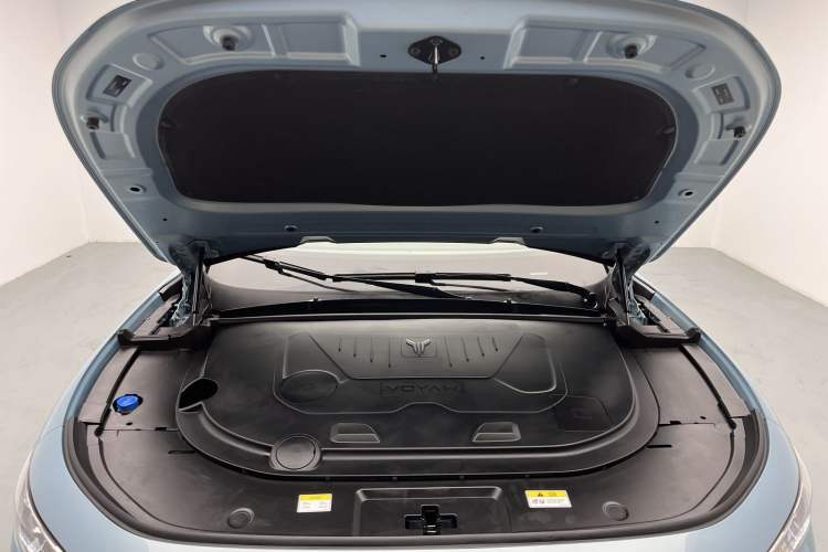Used VOYAH FREE 2023 Four-Wheel Drive Extended-Range Model with Ultra-Long Range Engine Bay