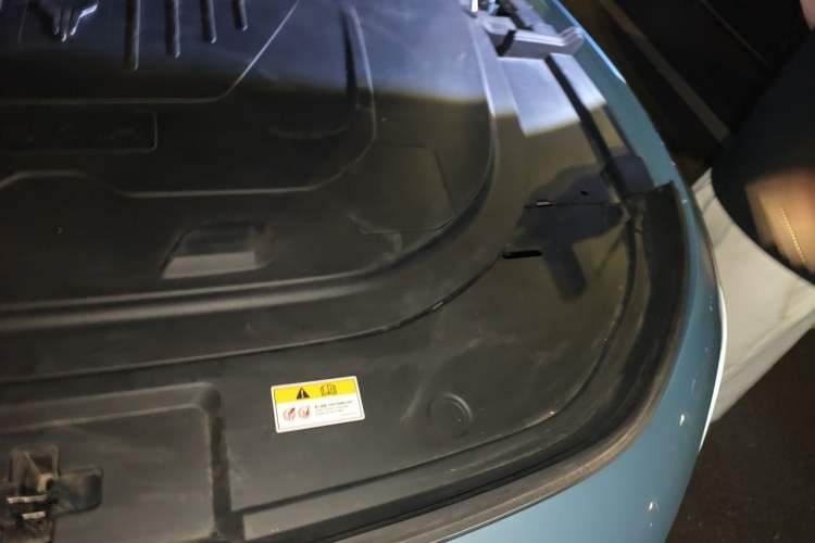 Used VOYAH FREE 2023 Four-Wheel Drive Extended-Range Model with Ultra-Long Range Engine Bay Left