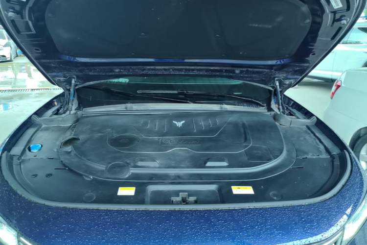 Used VOYAH FREE 2023 Four-Wheel Drive Extended-Range Model with Ultra-Long Range Engine Bay