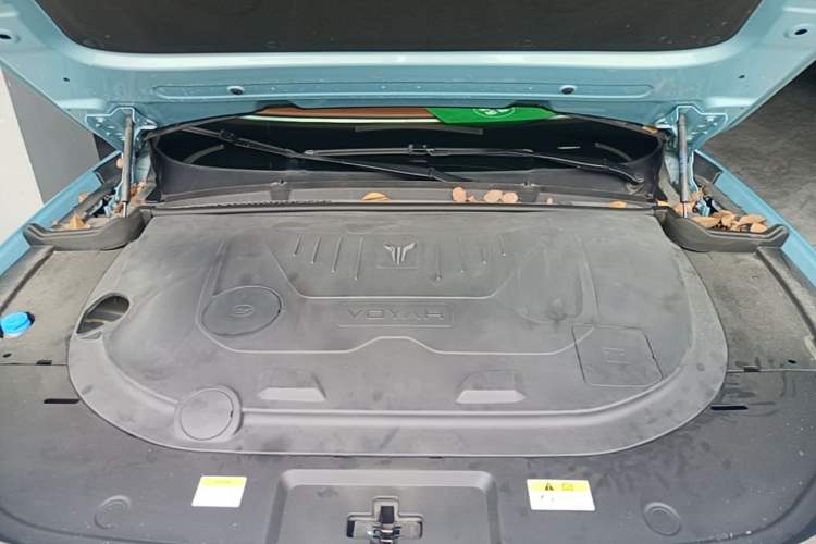 Used VOYAH FREE 2023 Four-Wheel Drive Extended-Range Model with Ultra-Long Range Engine Bay