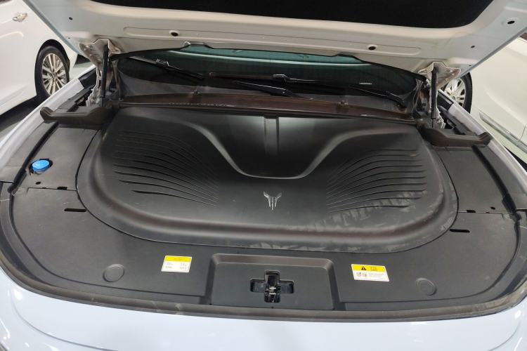 Used VOYAH FREE 2023 Four-Wheel Drive Extended-Range Model with Ultra-Long Range Engine Bay