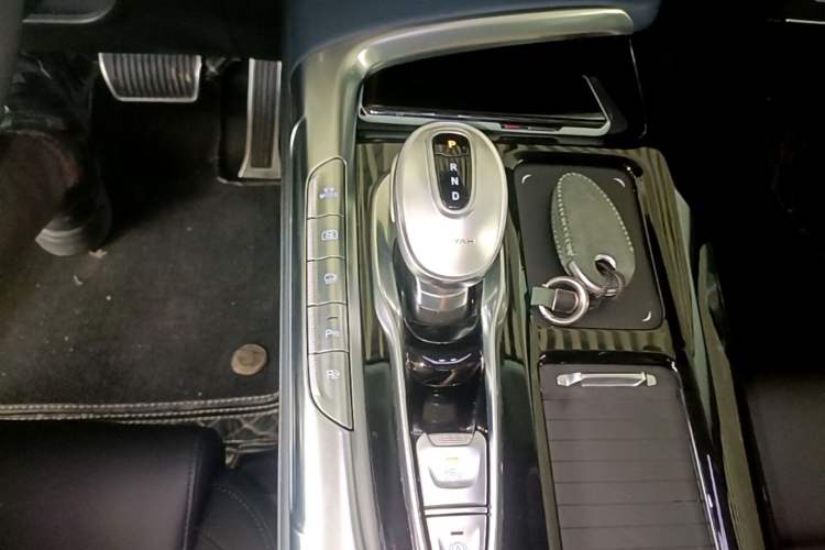 Used VOYAH FREE 2023 Four-Wheel Drive Extended-Range Model with Ultra-Long Range Gear Lever