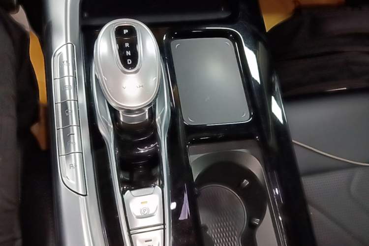 Used VOYAH FREE 2023 Four-Wheel Drive Extended-Range Model with Ultra-Long Range Gear Lever