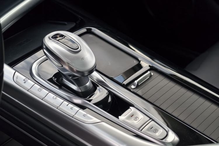 Used VOYAH FREE 2023 Four-Wheel Drive Extended-Range Model with Ultra-Long Range Gear Lever