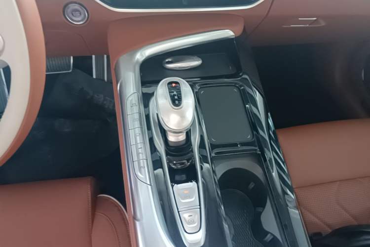 Used VOYAH FREE 2023 Four-Wheel Drive Extended-Range Model with Ultra-Long Range Gear Lever
