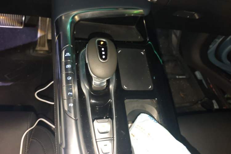 Used VOYAH FREE 2023 Four-Wheel Drive Extended-Range Model with Ultra-Long Range Gear Lever