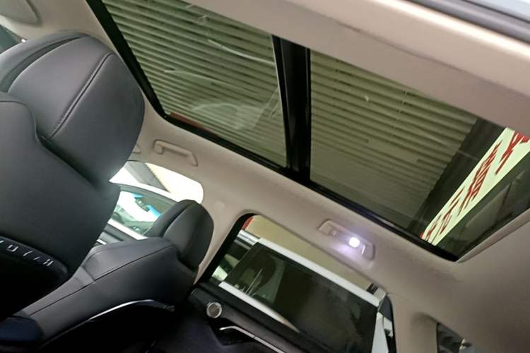 Used VOYAH FREE 2023 Four-Wheel Drive Extended-Range Model with Ultra-Long Range Headliner