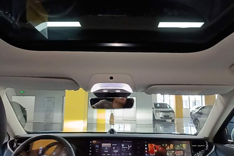 Used VOYAH FREE 2023 Four-Wheel Drive Extended-Range Model with Ultra-Long Range Headliner