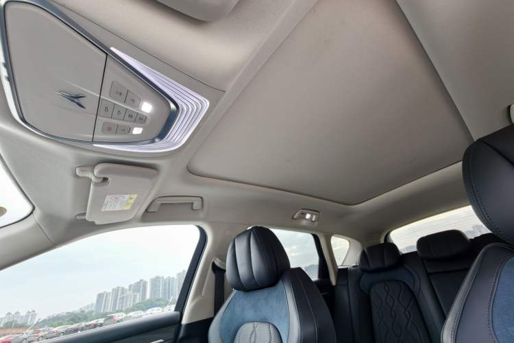Used VOYAH FREE 2023 Four-Wheel Drive Extended-Range Model with Ultra-Long Range Headliner